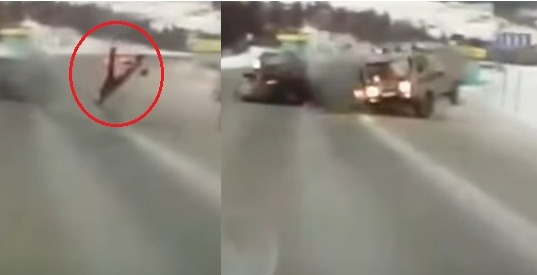بالفيديو.. حامل تطير من الباب الخلفي لسيارة الإسعاف بعد حادث تصادم
