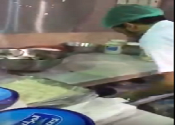 بالفيديو.. عامل يبصق على عجينة  «المطبق» في الطائف 