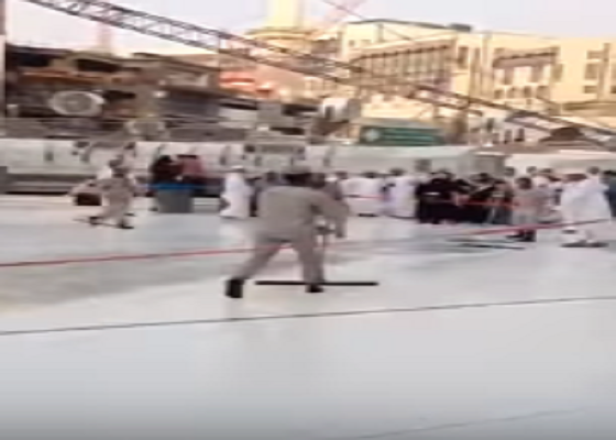 بالفيديو ..شاب إماراتي يشارك في تنظيف ساحات ” المسجد الحرام “