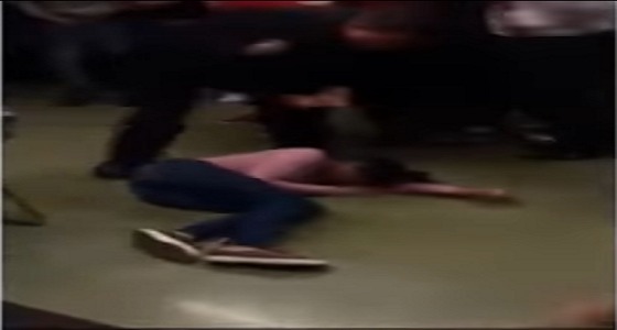 بالفيديو.. رجل شرطة أمريكي يعتدي بوحشية على طالبة &#8220;سوداء&#8221;