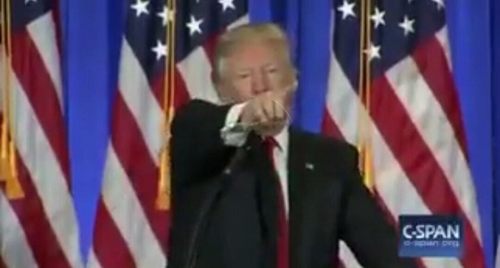 بالفيديو ..ترامب يحرج مراسل CNN في مؤتمر صحفي ويقول: أخباركم مزيفة