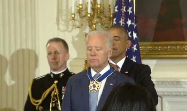 بالفيديو.. جو بايدن نائب أوباما يبكي خلال تكريمه بميدالية الرئاسة للحرية