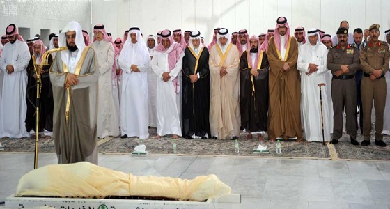 بالصور..أمير مكة يؤدي صلاة الجنازة على أخيه الأمير &#8220;محمد بن فيصل&#8221;