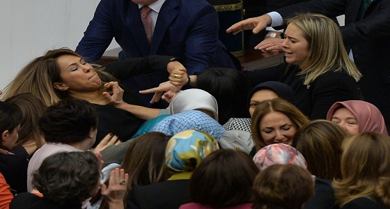 بالصور.اشتباكات بين النائبات بالبرلمان التركى