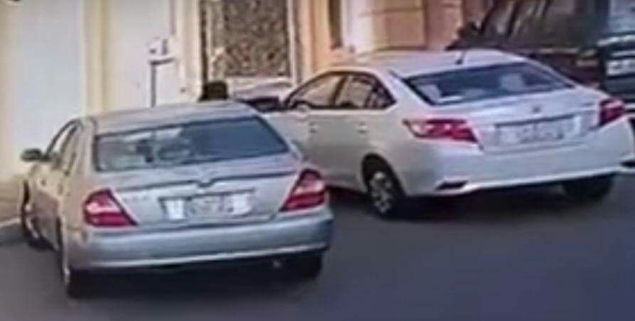 بالفيديو.. امرأة تتجول بين السيارات و تحطم مراياها في الدمام