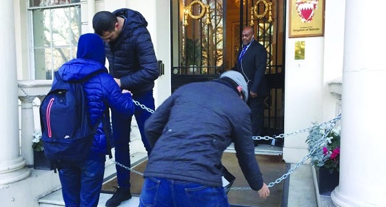 مجموعة مشاغبة موالية لإيران تغلق سفارة البحرين في لندن