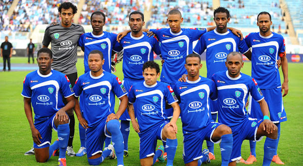 بالفيديو.. طالب يراجع دروسه في مدرجات مباراة الفتح والوطني