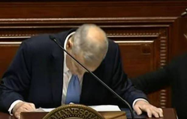 بالفيديو..إغماء محافظ منيسوتا أثناء حديثه عن إنجازاته الصحية