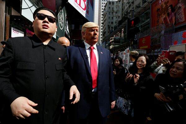 بالفيديو .. ترامب و زعيم كوريا الشمالية يتعانقان في شوارع مدينة صينية