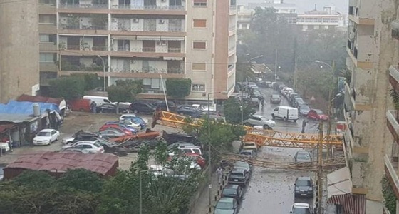 بالفيديو.. سقوط رافعة على عدد من الأبنية والسيارات في بيروت