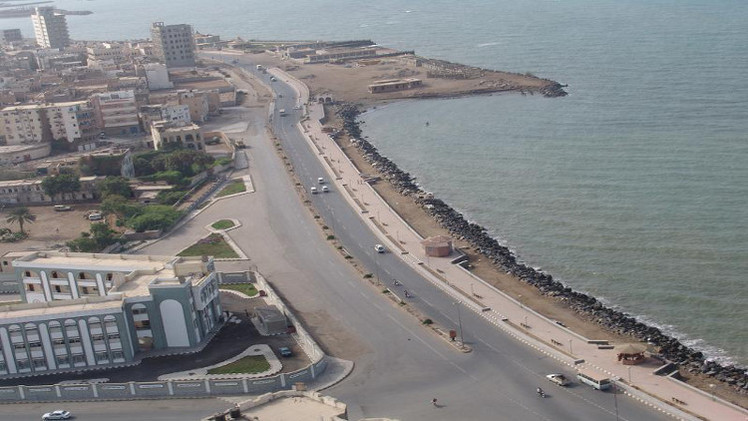 استشهاد اثنين من طاقم فرقاطة سعودية تعرضت لهجوم انتحاري بميناء الحديدة