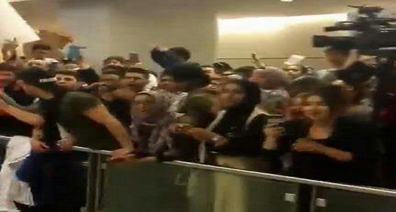 بالفيديو .. استقبال حافل لسعودي وزوجته في أحد المطارات الأمريكية