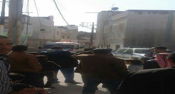 محتجون يحرقون منزل والد قاتل أسرته في الرمثا بالأردن