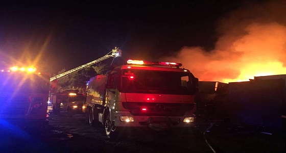 بالصور .. مدني جدة يخمد حريقا بمجموعة ورش دون تسجيل إصابات
