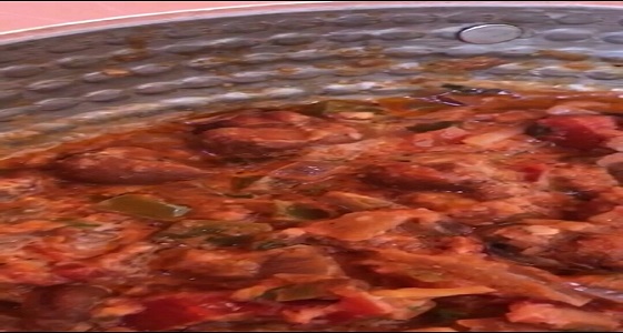 بالفيديو..ديدان داخل صحن أحد مطاعم الرياض