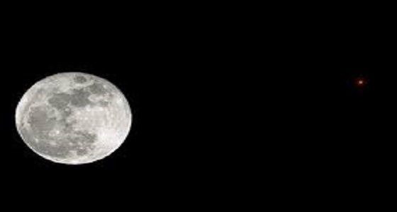 القمر يقترب من كوكب زحل في ظاهرة نادرة فجر غدا