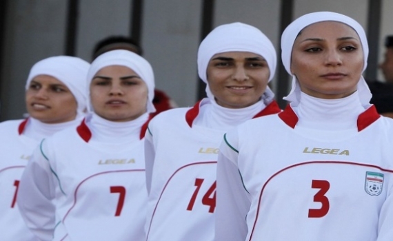 مفاجأة.. الفيفا: 4 رجال ضمن منتخب إيران للسيدات