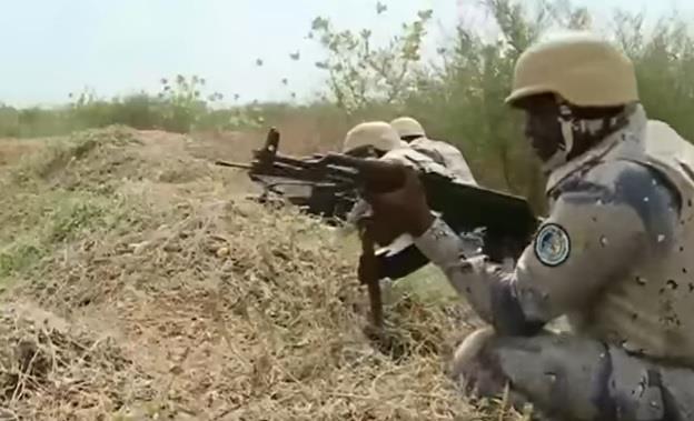 بالفيديو:رغم اصابته ..رقيب يتخلى عن إجازته ليشارك في التصدي للعدو