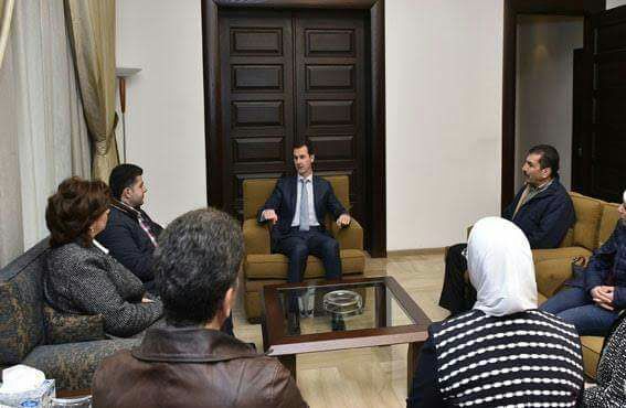 بالصور ..الأسد يبدد شائعة مرضه و يظهر من جديد