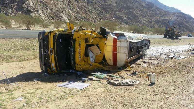 بالصور.. المدني يباشر حادثة انقلاب ناقلة وقود في بدر