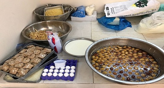 بلدية المجمعة تضبط عمالة تدير مسكنها لتنصنيع الحلويات بطريقة غير صحية