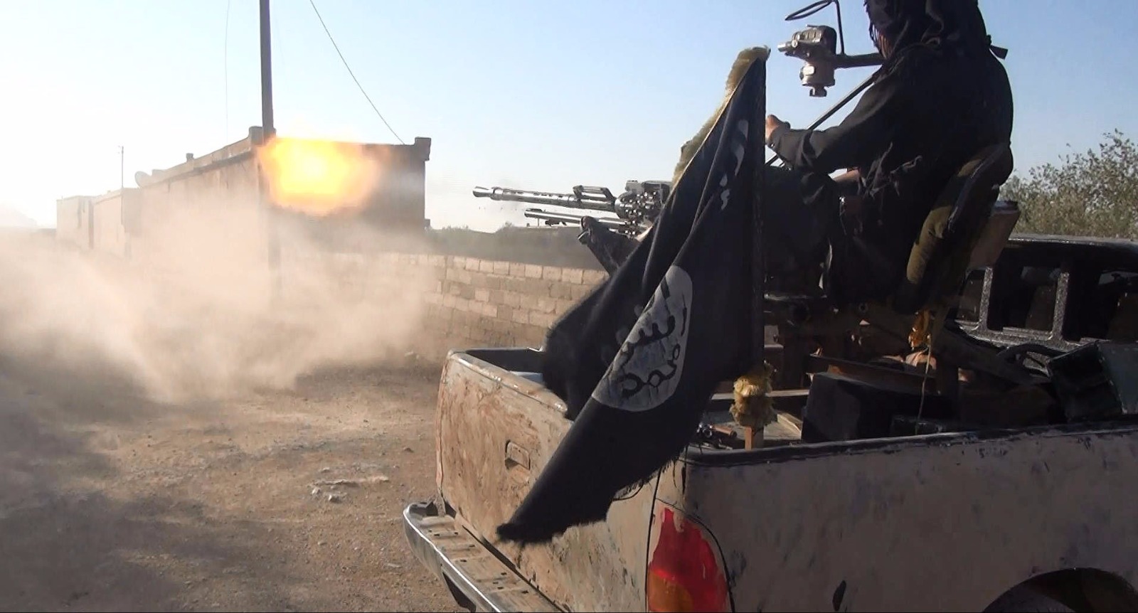 قتلي وجرحي عقب إطلاق “داعش” قذائف صاروخية علي “دير الزور”