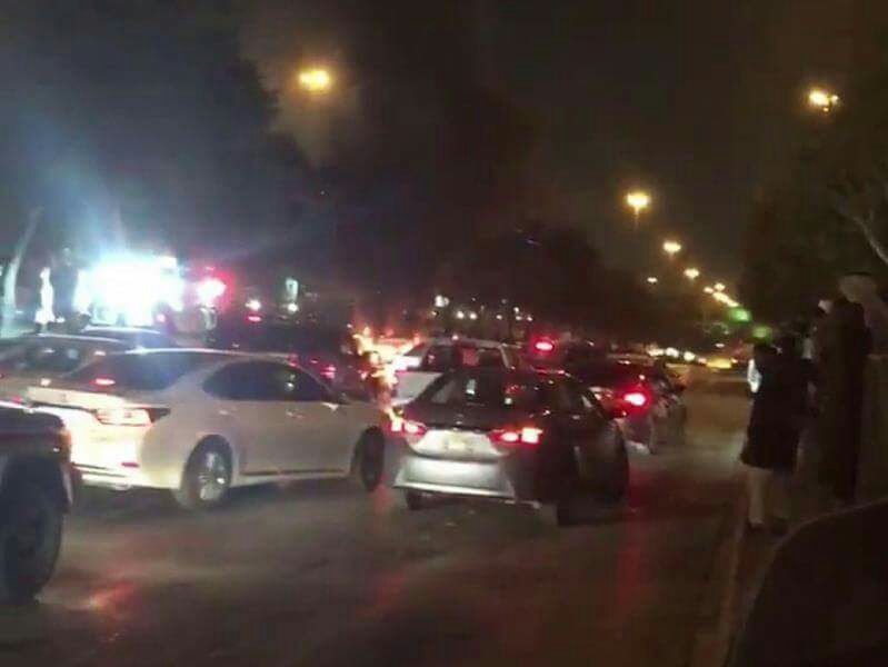 بالفيديو .. اشتعال النيران في سيارة على طريق الملك فهد بالرياض