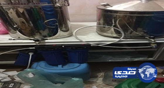 القبض على مواطن وباكستاني يديران مصنعا لتقطير الورد وبيعه بالمدينة