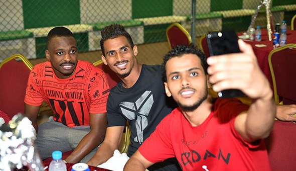 بالصور.. ” المولد ” ينظم مأدبة عشاء للاعبي الأهلي