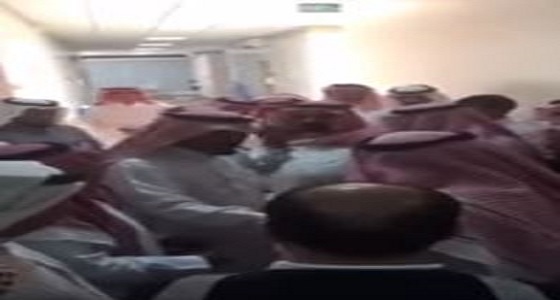بالفيديو: مواطن يشن هجوم حاد على مدير صحة تربة.. ” اتقوا الله فينا “