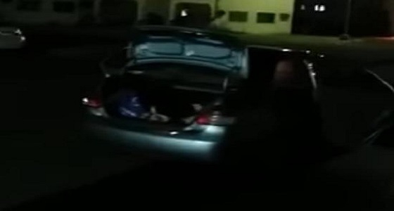 بالفيديو.. ضبط سائق آسيوي &#8220;سكران&#8221; وبحوزته حقائب نسائية