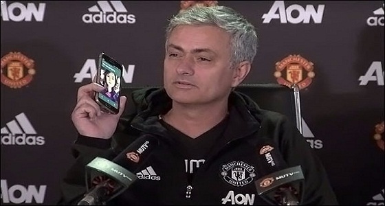 بالفيديو “مورينيو” يرد على هاتف صحفي خلال مؤتمر مباراة مانشستر وليفربول