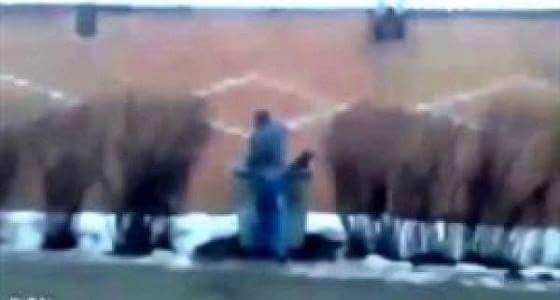 بالفيديو ..شاب يلقن حبيبته درسًا لن تنساه بعدما خانته