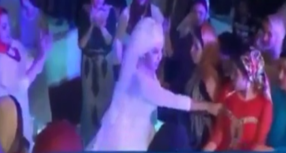 بالفيديو..  الغيرة تتسبب في احراج عروس لصديقاتها لمنعها من الرقص