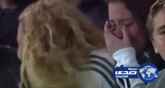 بالفيديو ..فتاة حسناء تدخل في نوبة بكاء بسبب ” رونالدو”