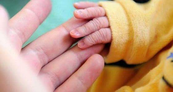 بسبب قبحه ..جدة تعيد حفيدها حديث الولادة للمستشفي