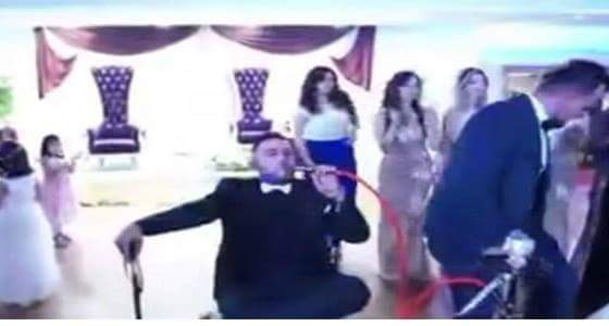 بالفيديو ..عريس يجهز الشيشة لزوجته وتدخنها خلال حفل زفافهما