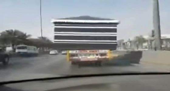 بالفيديو ..سائق شاحنة ينقل “بيت شعر” بطريقة خطرة على الدائري الشرقي بالرياض