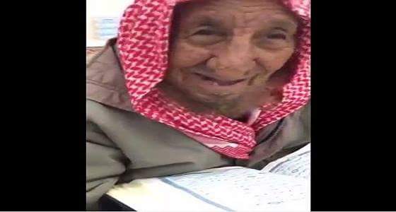 بالفيديو..مسن يناهز الـ100 عام في الزلفي يحرص على ختم القرآن كل 3 أيام