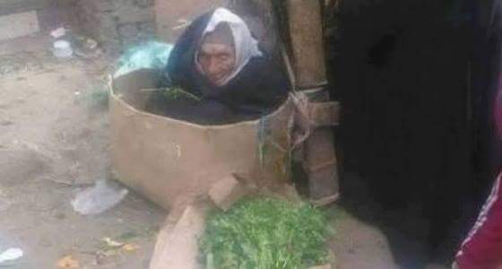 بالصورة..مسنة مصرية كفيفة تعيش داخل كرتونة ورقية بالشارع