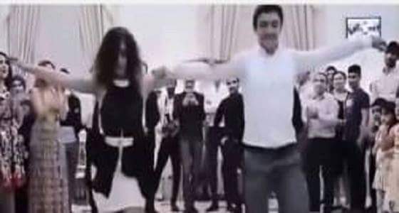فيديو طريف لشباب وفتيات أثناء رقصهم الدبكة