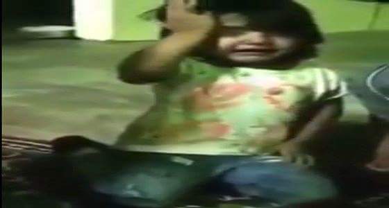 فيديو طريف ..طفلة تصرخ أثناء تقطيع صورتها في كيكة  مرددة : &#8220;لا تذبحوني&#8221;