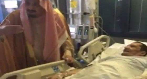 بالفيديو.. خادم الحرمين يزور الأمير سلطان بن ناصر للاطمئنان على صحته بعد إجرائه عملية جراحية