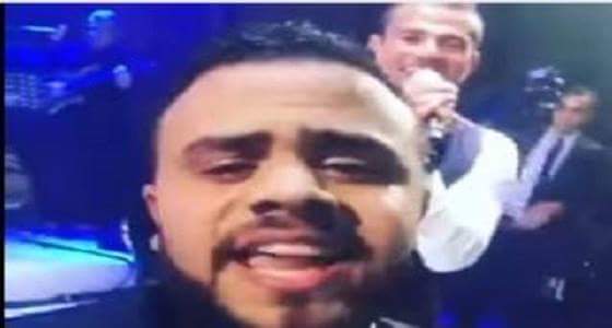 بالفيديو: عمرو دياب يخرج عن شعوره في حفل زفاف بسبب احد معجبيه