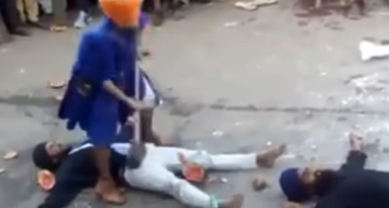 بالفيديو..لقطات مروعة لمدرب فنون قتالية يسقط المطرقة على أحد المتطوعين