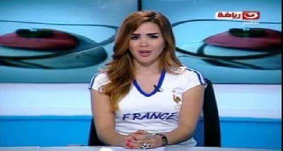 بالفيديو.. اعلامية مصرية تشعل الانترنت ” برقصها ” مع المشجعات