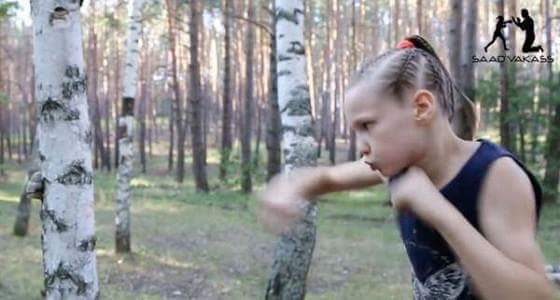 بالفيديو..طفلة توجه لكمات قوية إلى جذع شجرة بمهارة فائقة