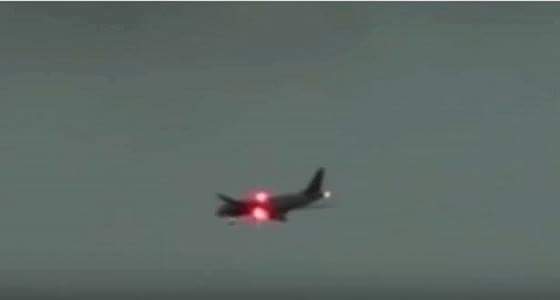 بالفيديو ..لحظة ضرب صاعقة قوية لطائرة روسية وسط ذعر الركاب