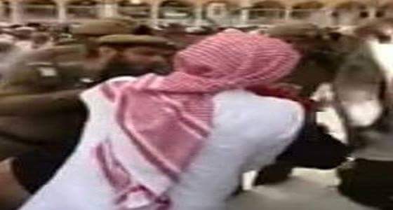 بالفيديو.. لحظة مساعدة رجال أمن المسجد الحرام لذوي الاحتياجات الخاصة في تقبيل الحجر الأسود