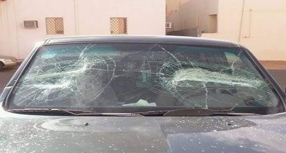 طالب عربي يعتدي على سيارة معلم بعنيزة